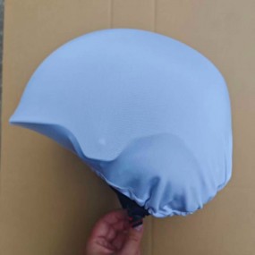 Unbedruckter weißer Skihelmüberzug